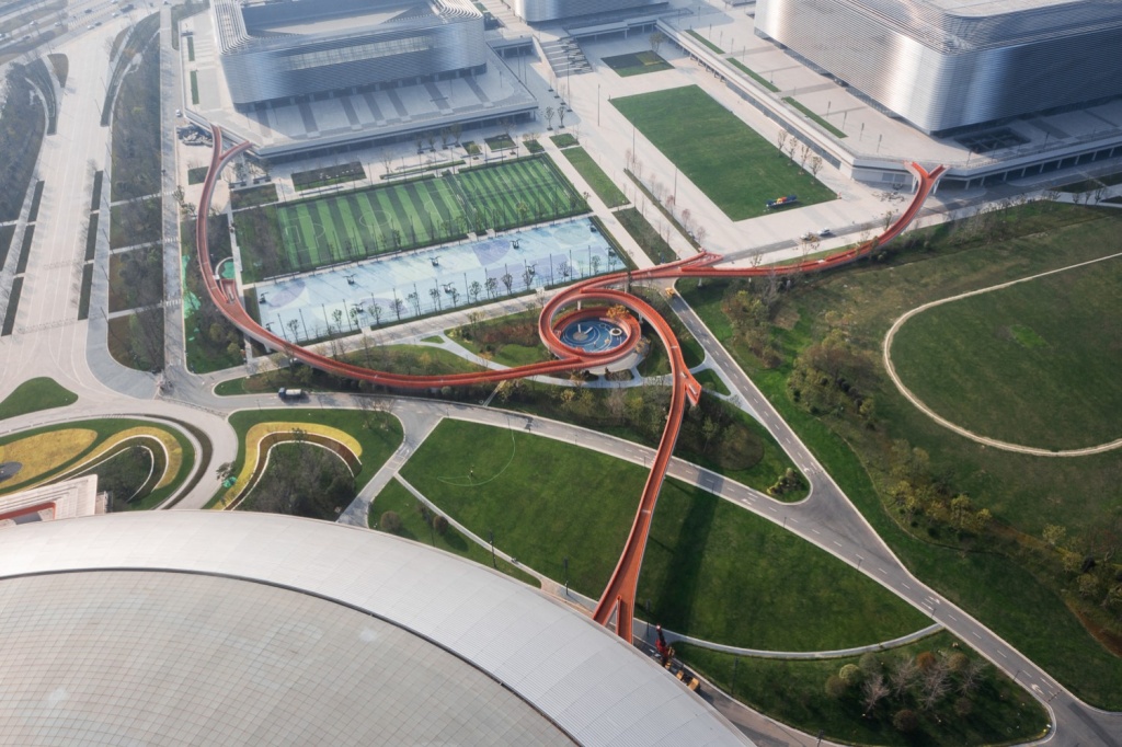 Ярко-оранжевые спиралевидные коридоры обвивают детскую площадку в Сычуане, Китай