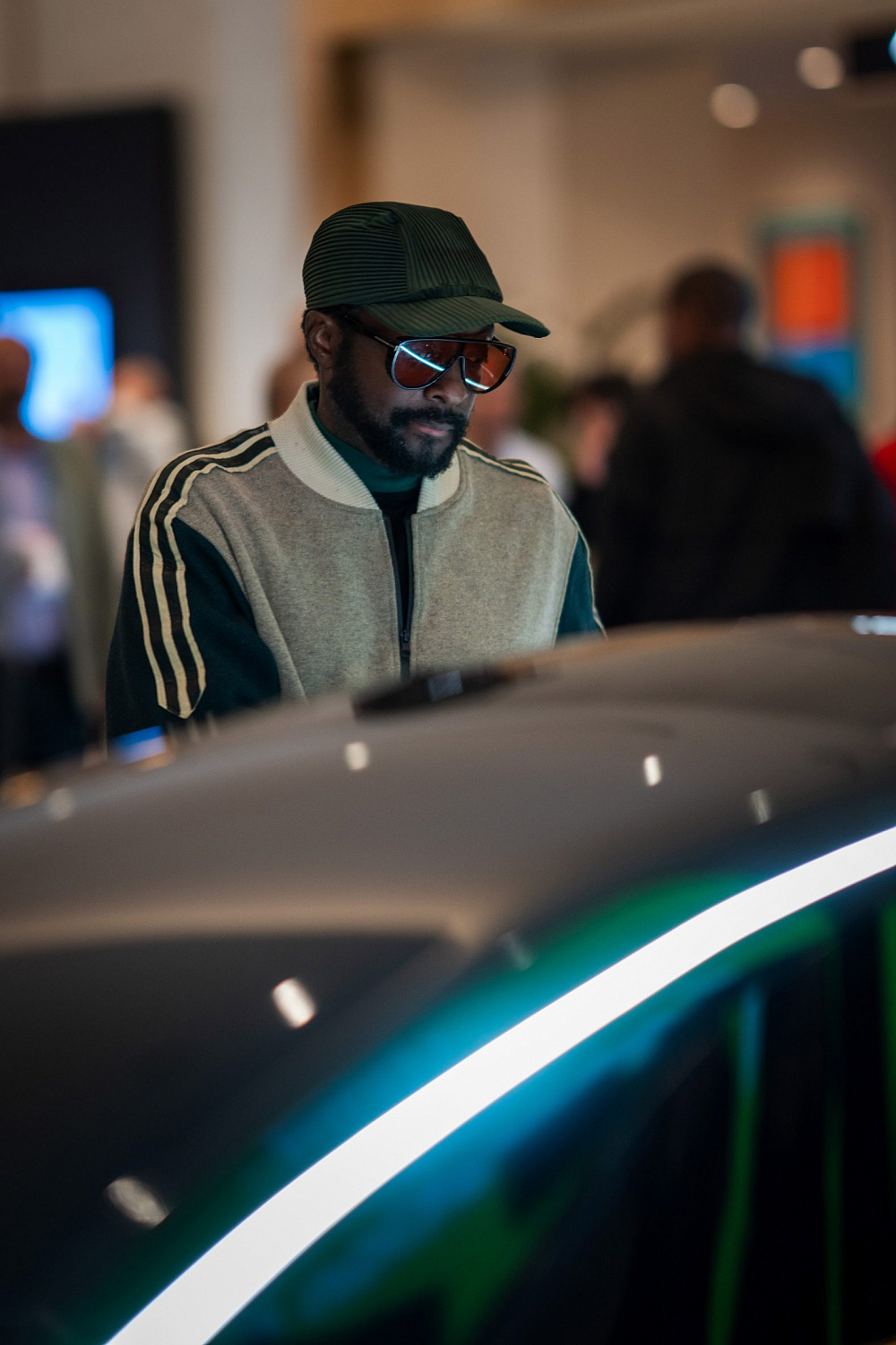 Will.i.am представляет трёхколёсный электромобиль с ИИ-ассистентом «в роли хозяина поездки»