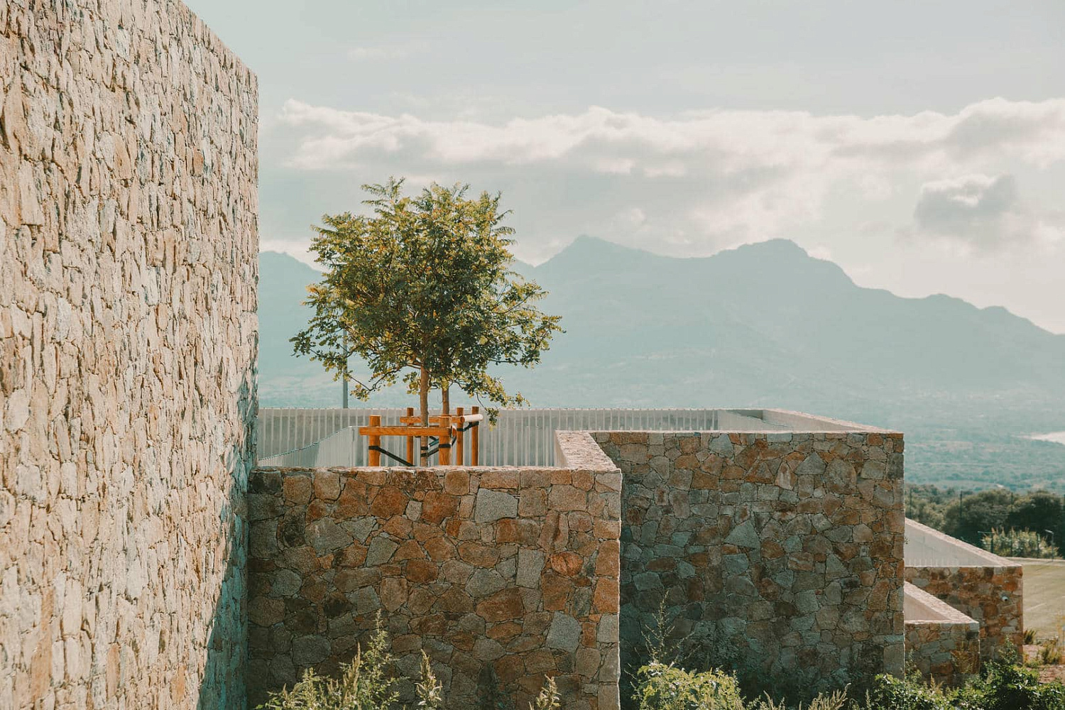Amelia Tavella Architectes завершает строительство школы, облицованной гранитом, на скалистом побережье Корсики