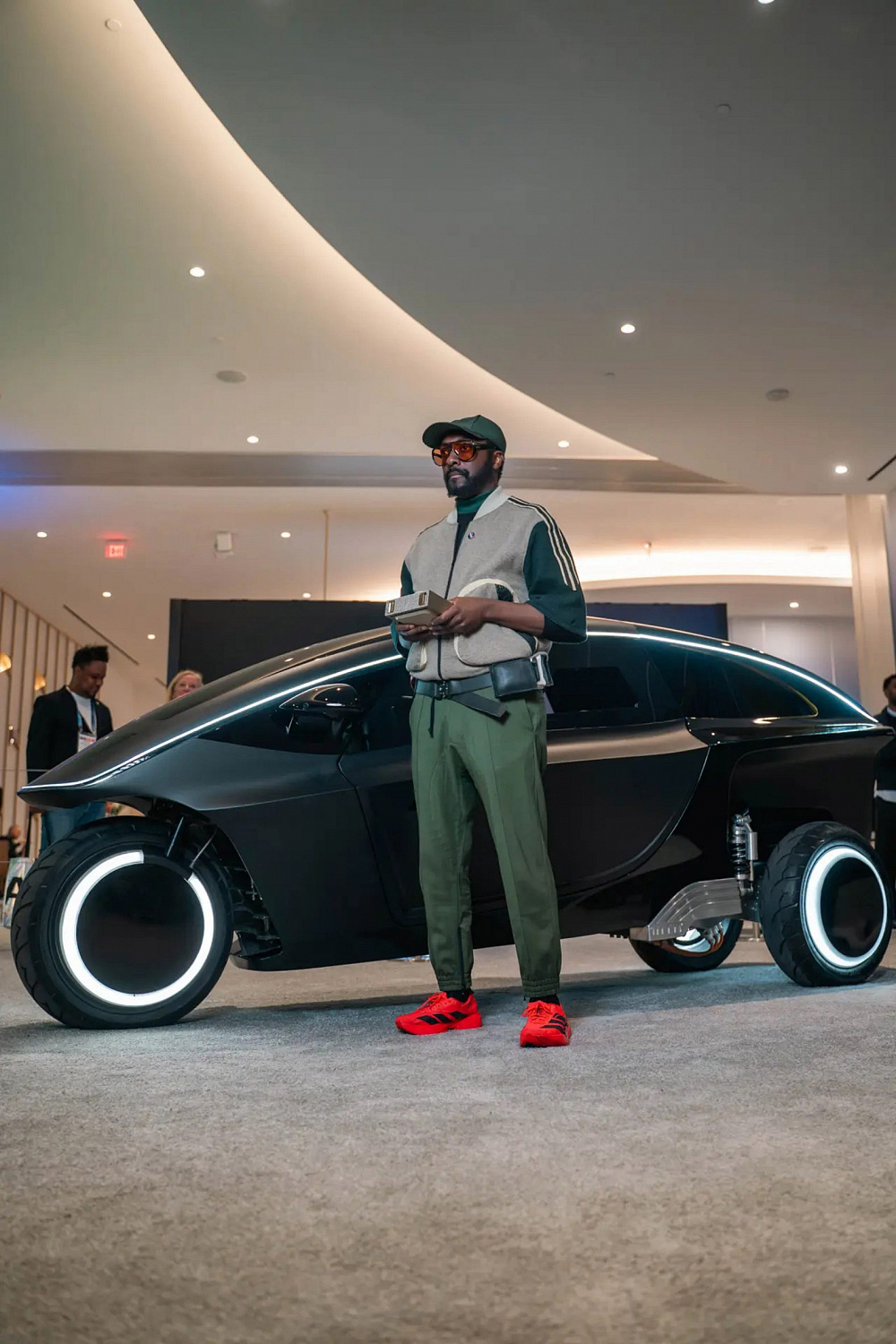 Will.i.am представляет трёхколёсный электромобиль с ИИ-ассистентом «в роли хозяина поездки»
