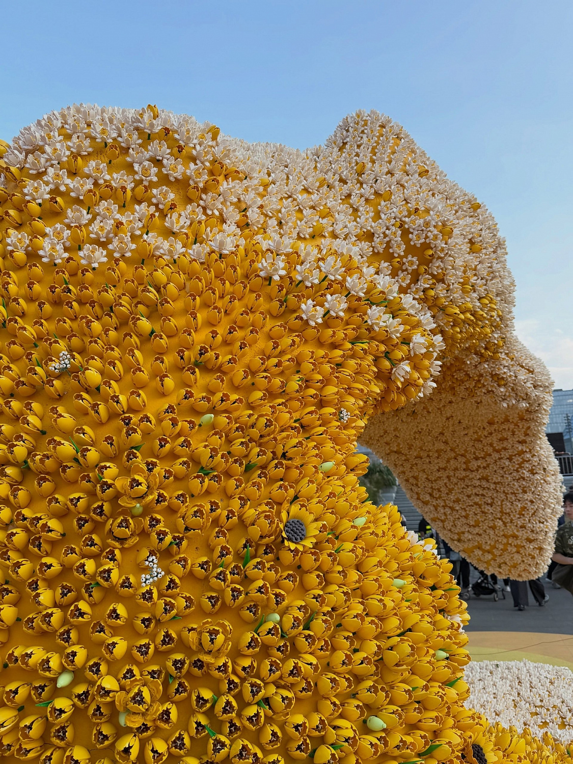 В Шанхае из старого нефтяного резервуара «выплеснулись» 380 тысяч цветов LEGO
