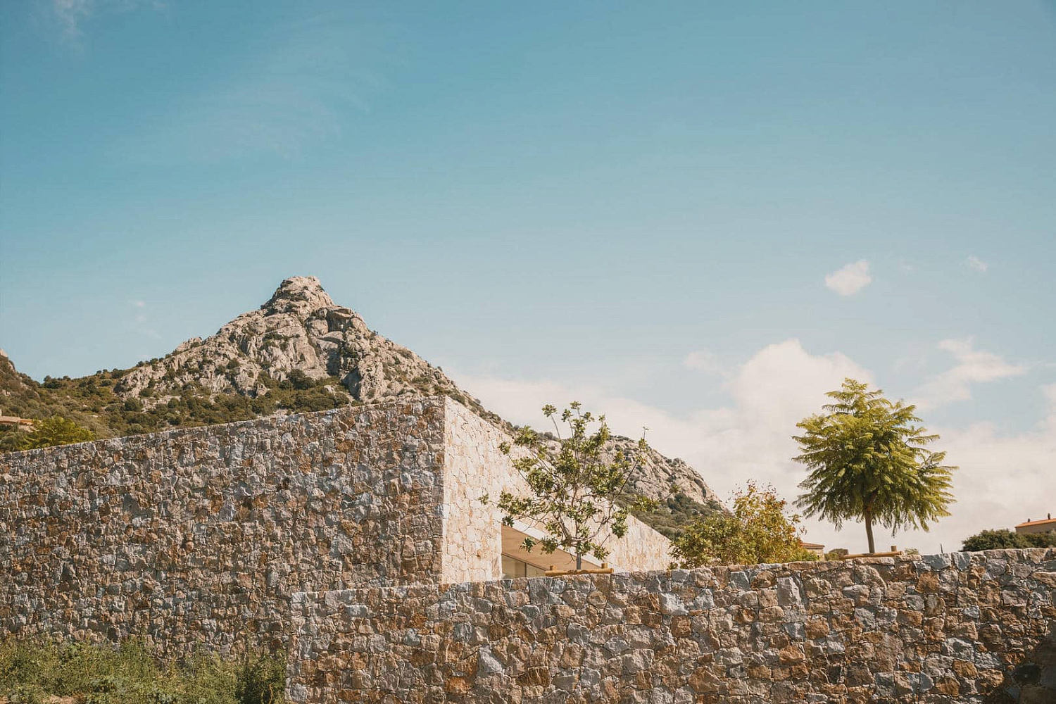 Amelia Tavella Architectes завершает строительство школы, облицованной гранитом, на скалистом побережье Корсики